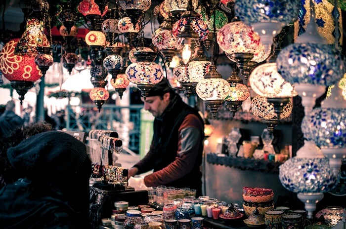 Đi tour Thổ Nhĩ Kỳ có đắt không: Du khách có thể mua đèn lồng làm quà