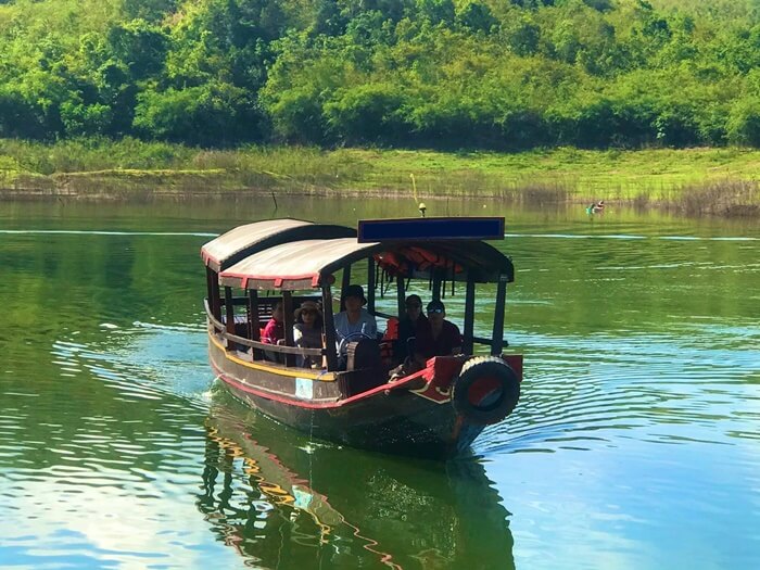 Đi tour Đắk Nông khám phá hồ Tà Đùng: ngắm cảnh đẹp bên hồ khi đi thuyền