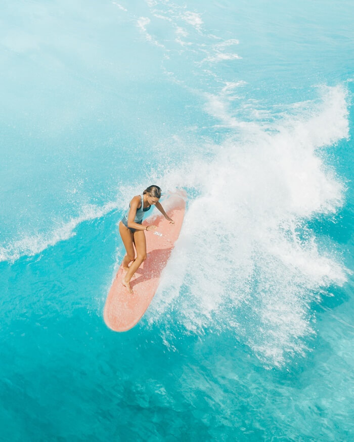 Đi tour hawaii nên mặc gì: diện biniki khi lướt ván trên biển