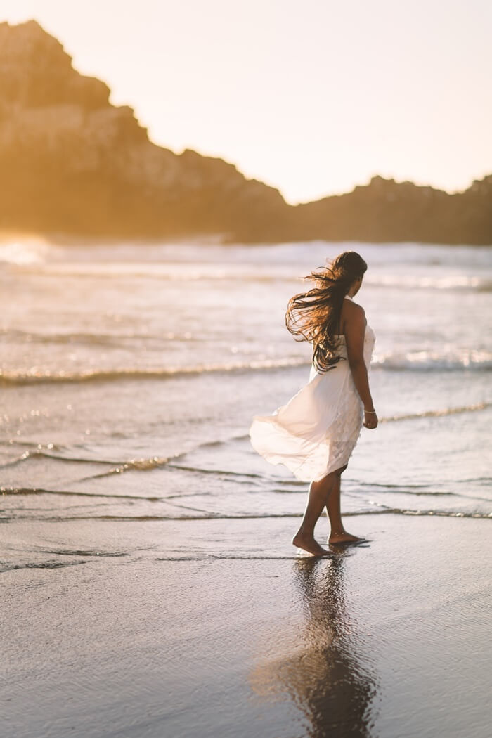 Đi tour hawaii nên mặc gì: Đầm maxi khi dạo biển