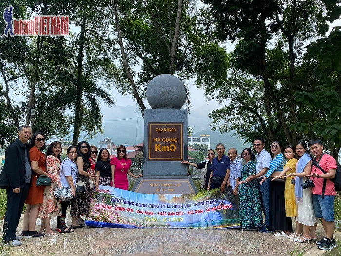 Chụp hình kỷ niệm tại Km0 của Hà Giang