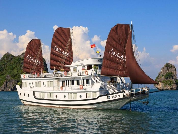 Du thuyền mang vẻ đẹp truyền thống trên vịnh Hạ Long.