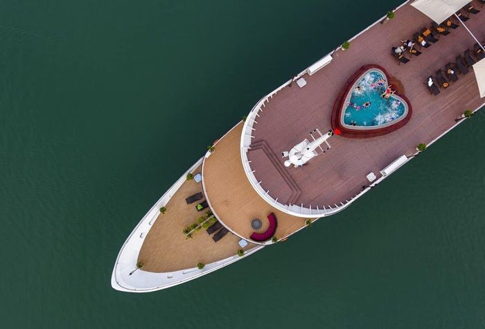 Hình ảnh tuyệt đẹp của du thuyền nhìn từ trên cao xuống - Du thuyền Aspira