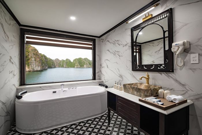 Phòng tắm được thiết kế hiện đại với phần bồn tắm view biển xịn sò - Du thuyền Aspira