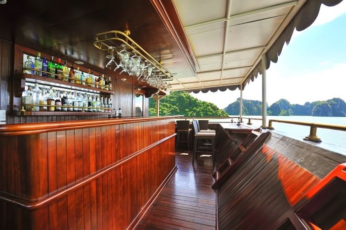 Quầy bar có rất nhiều loại rượu đa dạng - Du thuyền Royal Wings