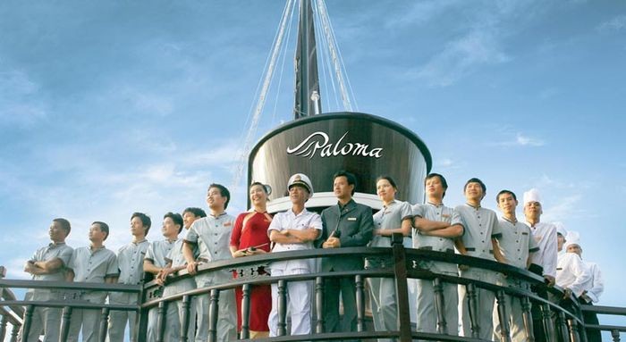 Đội ngũ nhân viên chuyên nghiệp phục vụ trên tàu- Du thuyền Paloma