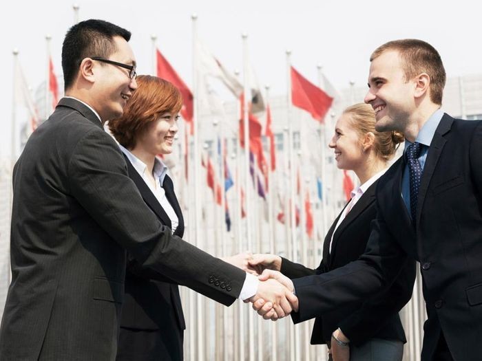 Bắt tay là nghi lễ chào hỏi được dùng phổ biến tại Đài Loan