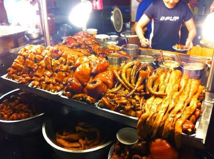 Đồ ăn nóng hổi trong chợ đêm mà du khách không nên bỏ lỡ.