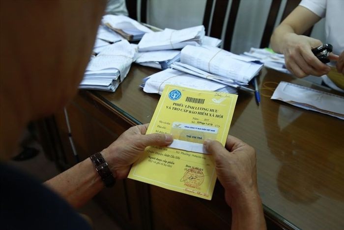 Người về hưu cần cung cấp thông tin sổ lương hưu trong hồ sơ xin visa. 