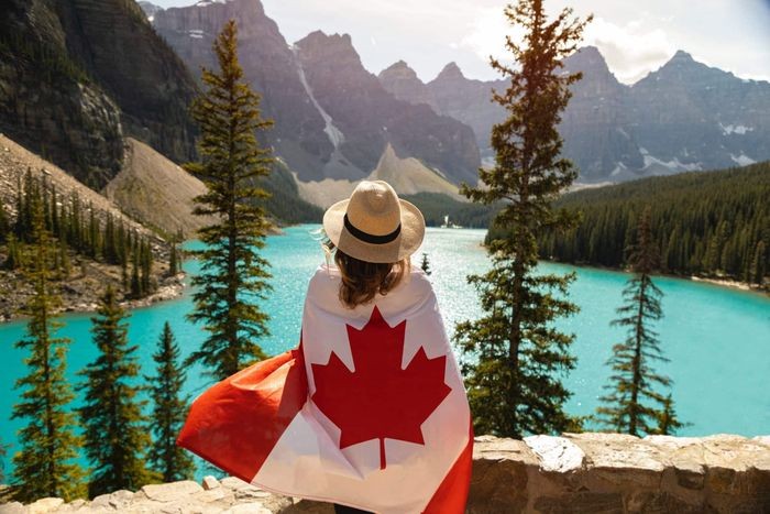 Visa du lịch có thể giúp bạn đặt chân tới rất nhiều địa danh tại Canada. - thủ tục làm visa đi Canada