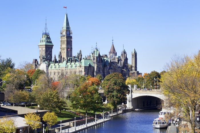 Hỗ trợ nộp hồ sơ xin cấp visa trực tuyến - điều kiện xin visa du lịch Canada