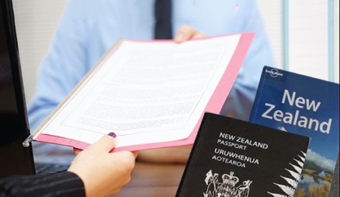 Kinh nghiệm xin visa du lịch New Zealand là kiểm tra kỹ hồ sơ trước khi nộp.