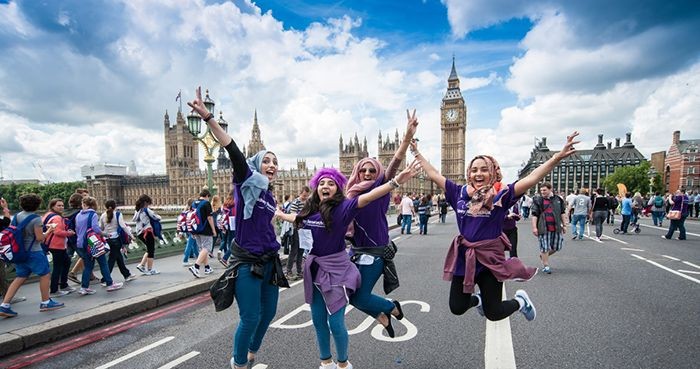 Cùng bạn bè tận hưởng cuộc sống tại nơi khi đã có visa - kinh nghiệm xin visa du lịch Anh