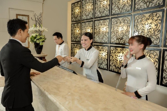 Khách sạn 5 sao ở Nha Trang - Nhân viên lễ tân luôn tư vấn hỗ trợ nhiệt tình