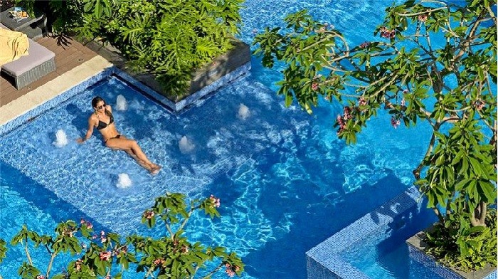 Khách sạn 5 sao ở Nha Trang - Đắm mình trong dòng nước mát rượi trong hồ bơi