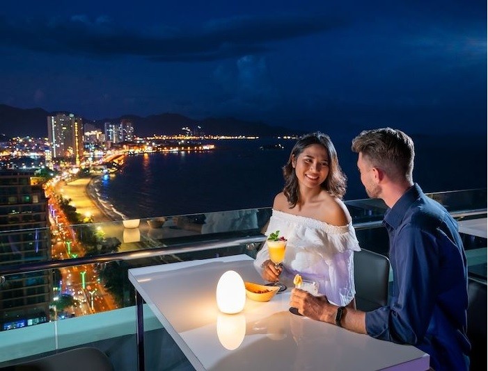 Khách sạn 5 sao ở Nha Trang - Thưởng thức cocktail trên khu vực SkyBar