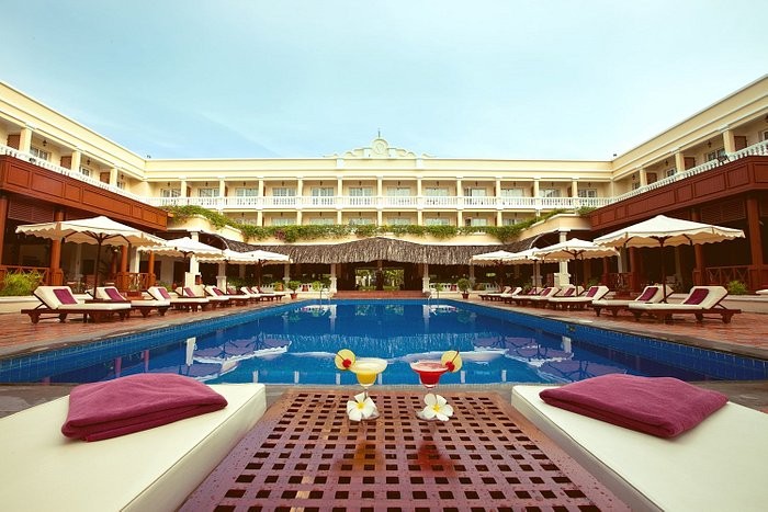 Khách sạn 4 sao ở Cần Thơ - Bể bơi trung tâm khuôn viên