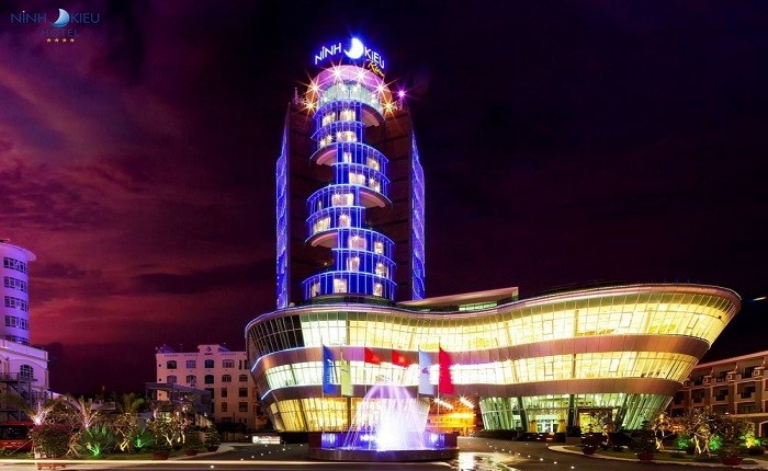 Khách sạn 4 sao ở Cần Thơ - Ninh Kiều Riverside lộng lẫy khi đèn lên