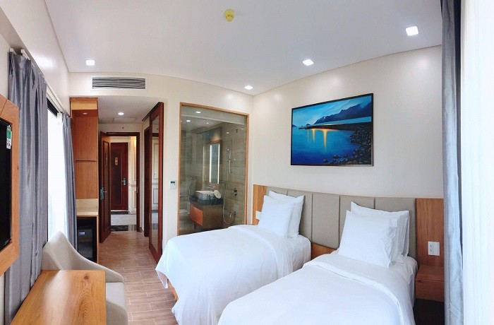 Khách sạn 4 sao ở Côn Đảo - Nội thất trong phòng đa phần là gỗ