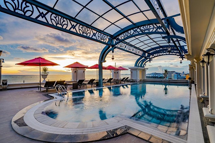 Khách sạn 4 sao ở Phú Quốc - Hồ bơi khách sạn trang trí đậm chất Châu  u
