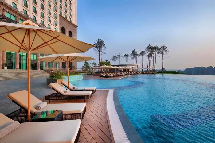 Khách sạn 5 sao ở Hạ Long - Bể bơi tại FLC Grand Hotel Halong 
