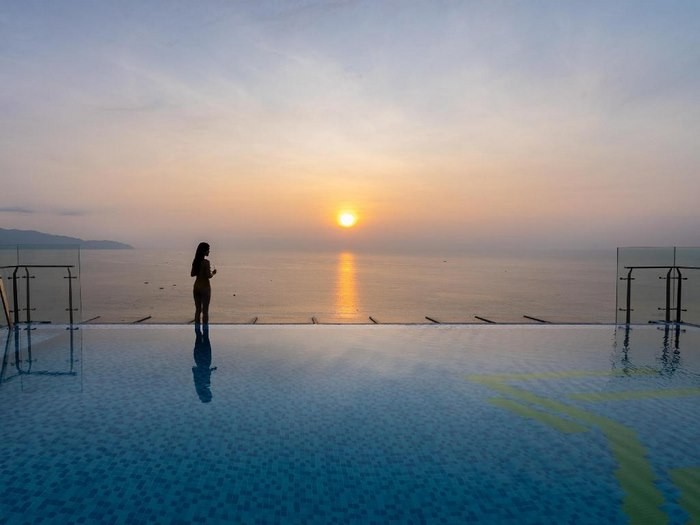 Khách sạn đẹp ở Đà Nẵng - Bể bơi tại Maximilan Danang