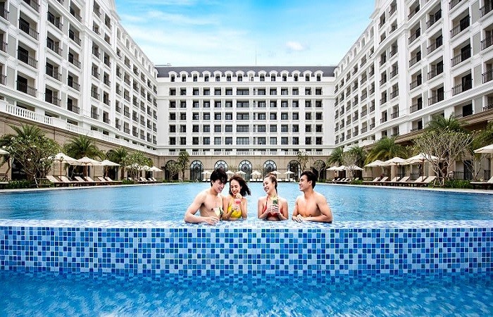 Khách sạn đẹp ở Phú Quốc - Bể bơi chung rộng lớn giữa khuôn viên khách sạn