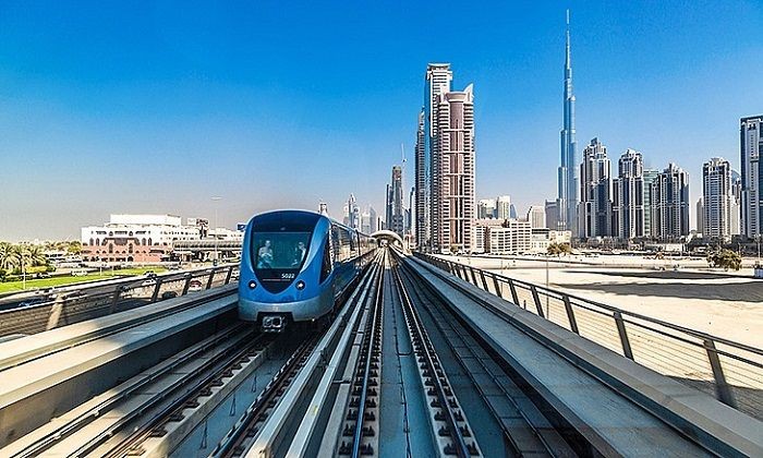 Đi tàu điện ngầm để tiết kiệm chi phí -du lịch Dubai giá rẻ