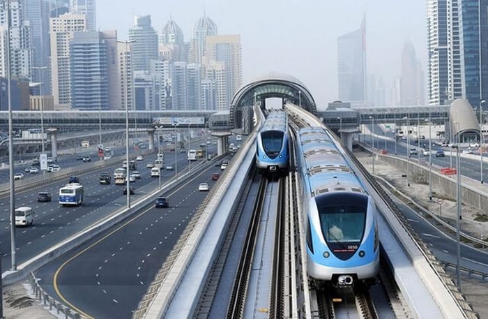 Hệ thống tàu điện ngầm là phương tiện di chuyển tốt nhất - du lịch Abu Dhabi giá rẻ
