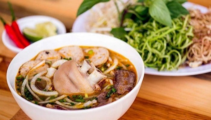 Bún bò Huế đặc sản của vùng đất Kinh Kỳ.- du lịch Miền Trung giá rẻ