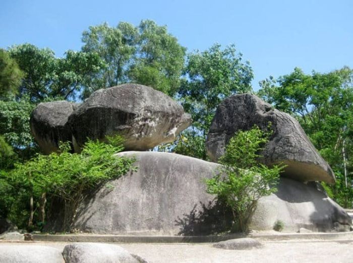 Hòn Trống Mái với hai hòn đá nằm sát nhau trên đỉnh dãy núi Trường Lệ.  - du lịch Sầm Sơn giá rẻ