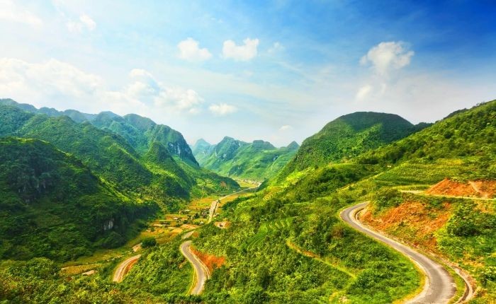 Đèo Pha Đin tiếp nối tỉnh Sơn La và Điện Biên, dài hơn 30km.- du lịch Miền Đông Tây Bắc giá rẻ