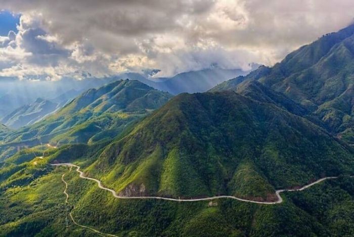 Đèo Ô Quy Hồ có chiều dài gần 50km, quanh năm có mây phủ trắng xóa.- du lịch Miền Đông Tây Bắc giá rẻ