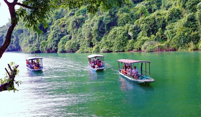 Hồ Ba Bể là một thắng cảnh du lịch, nằm trong vườn quốc gia Ba Bể, thuộc tỉnh Bắc Kạn. - du lịch Miền Đông Tây Bắc giá rẻ