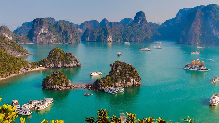 Thăm quan vịnh Hạ Long