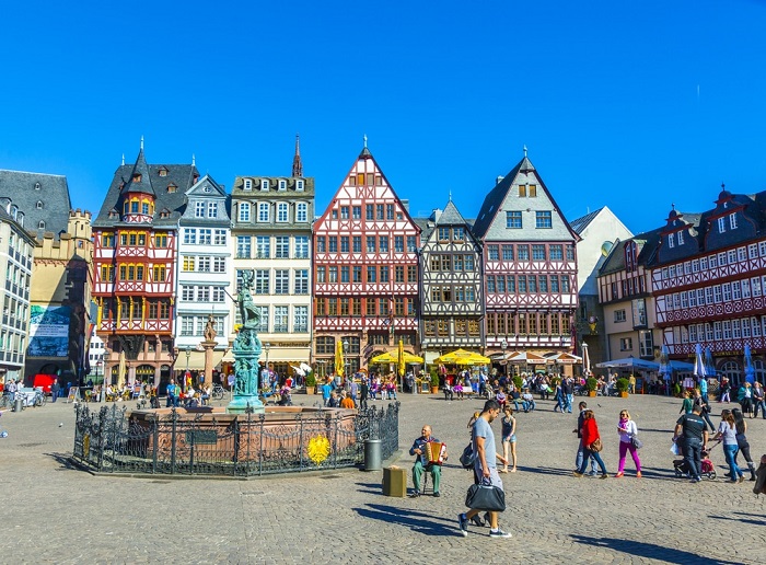 Römerberg, một quảng trường quyến rũ với lối kiến trúc trung cổ đặc trưng.