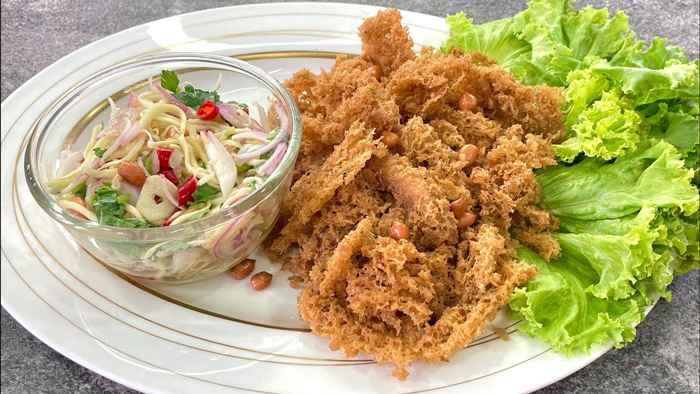 Yam Pla Dook Foo - Cá trê chiên với salad xoài xanh tour du lịch free & easy Thái Lan