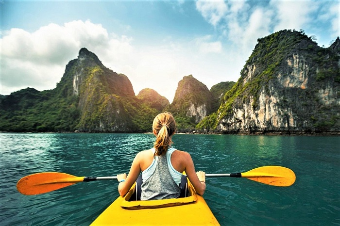 Tour du lịch Free & Easy Hạ Long chèo thuyền Kayak