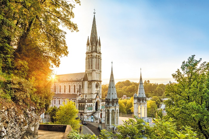 Lourdes là nơi hành hương nổi tiếng ở Pháp