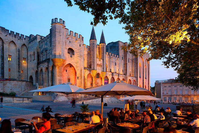 Du khách khám phá Avignon