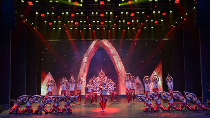 Sân khấu được đầu tư hoành tráng với hơn 50 nghệ sĩ múa