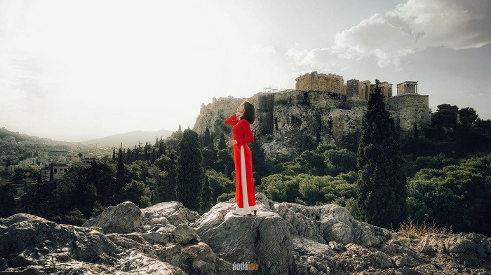 bộ ảnh mặc áo dài Việt check in hơn 10 quốc gia - Acropolis Athens Hy Lạp