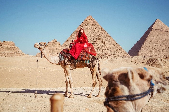 bộ ảnh mặc áo dài Việt check in hơn 10 quốc gia - kim tự tháp Ai Cập