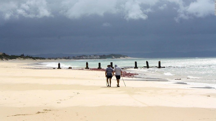 Cư dân đi dạo ở bãi biển Paradise Nam Phi