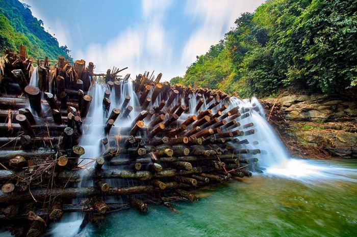 Bản Ú Phú Thọ - đập gỗ ngăn sông Bứa