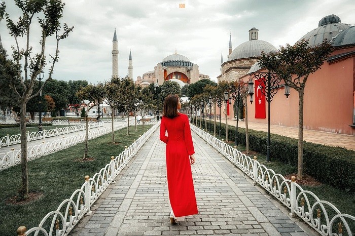 bộ ảnh mặc áo dài Việt check in hơn 10 quốc gia - bảo tàng Hagia Sophia Istanbul Thổ Nhĩ Kỳ