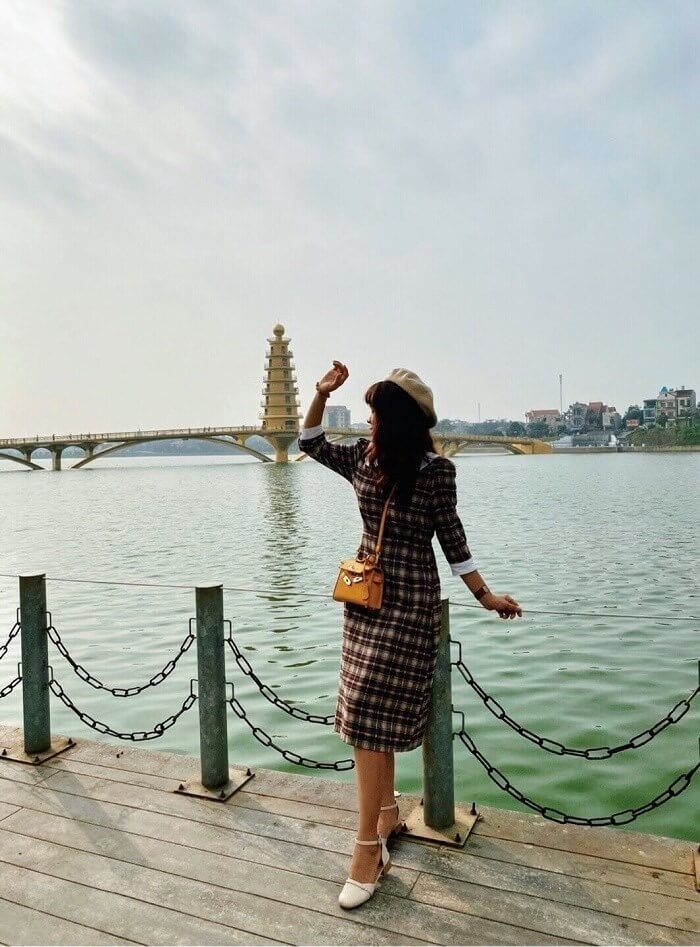 Cầu đi bộ ở Việt Trì, Phú Thọ - tạo dáng trên cây cầu