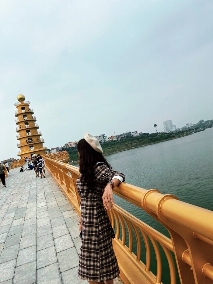 Cầu đi bộ ở Việt Trì, Phú Thọ - nhìn về một hướng