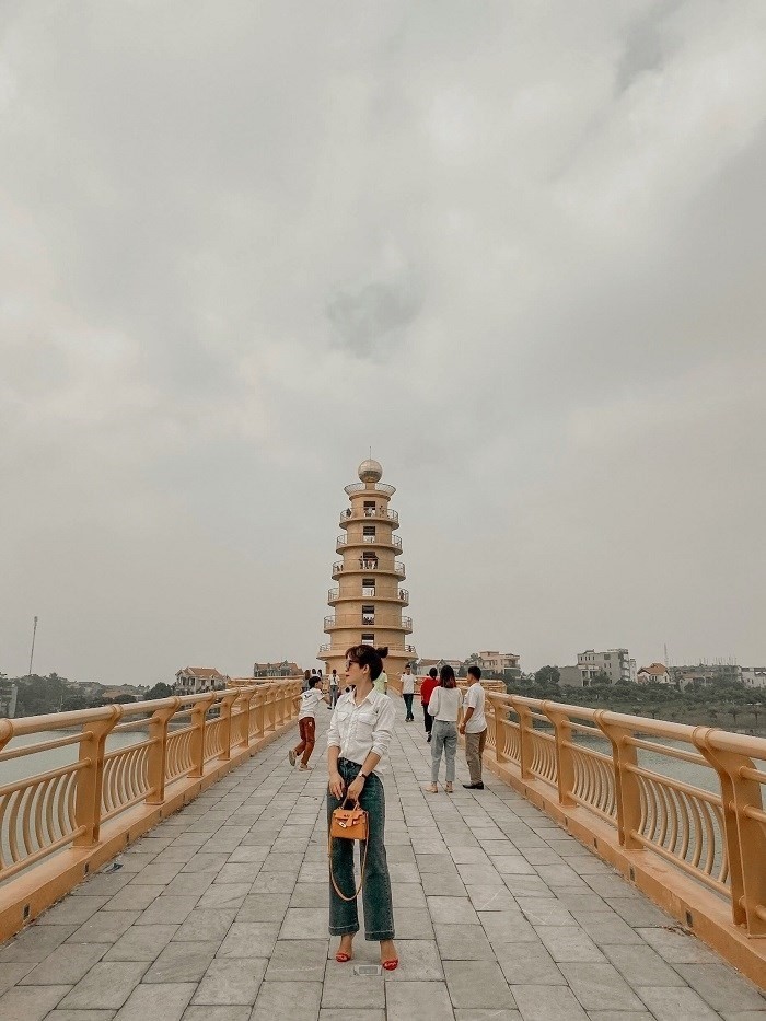 Cây cầu đi bộ ở Việt Trì, Phú Thọ - chụp hình chính diện với tòa tháp