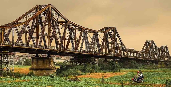 Long Bien Bridge connects Hoan Kiem and Long Bien districts